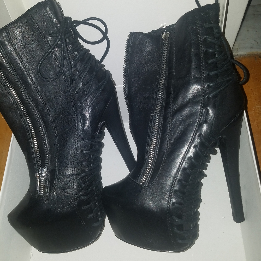 ZIGIny Black Boots